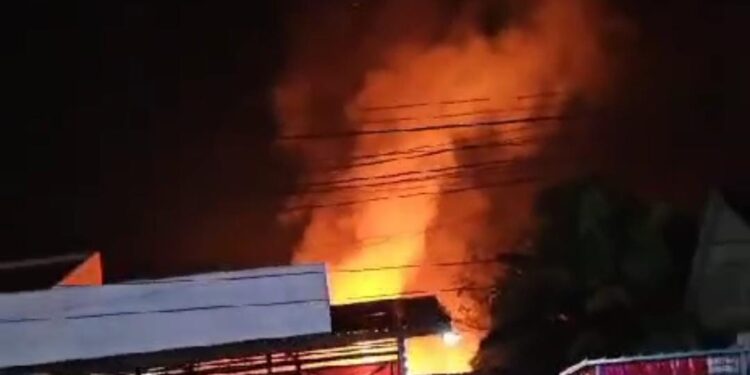 Kebakaran di seberang Aula Pendopo Tanjung Tabalong Kalimantan Selatan