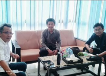 Pertemuan ketua DVC PWI KALSEL SABIRIN & KETUA DPD GWI Kalsel iswandi beserta KABIRO BUSER86 Ibnu subarkah di kantor PWI tanjung Tabalong