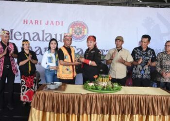 HADIRI PERINGATAN HUT KE-2 MENALAU KAMANG TARIGAS, BUPATI KETAPANG APRESIASI TELAH MENJAGA PERSATUAN DAN GOTONG ROYONG DITENGAH MASYARAKAT