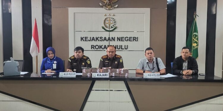*Kejari Rohul Terima Pengembalian Uang Negara Rp 518 Juta Lebih Dalam Perkara PADes Kepenuhan Baru*