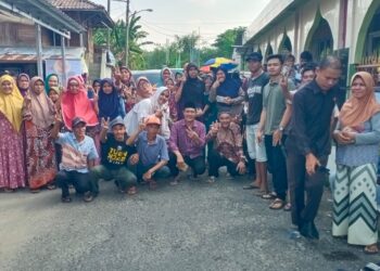 Relawan Semut Membara dan ratusan warga menyambut kedatangan H Edison calon Bupati muara Enim dari no 02