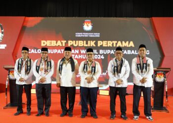 *Debat perdana pasangan calon Bupati dan Wakil Bupati Tabalong resmi digelar di Aston Tanjung City Hotel, Rabu (6/11/2024).*