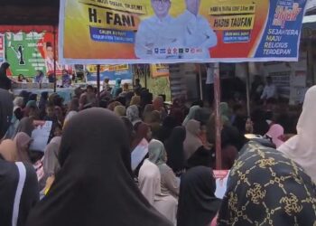 Ratusan Warga Rela Menunggu Paslon 3, Dilokasi Kampanye
