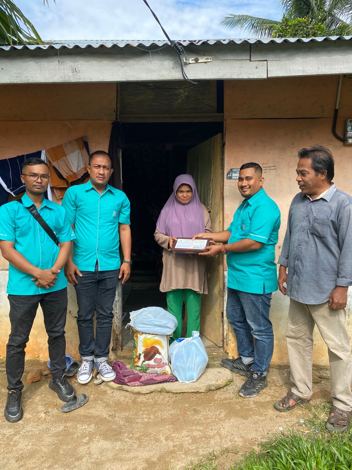 Gelar Jum’at Berkah,PT Mandala Financial Idi Rayeuk Bagikan Paket Bantuan Sembako Setiap Hari Jum’at Untuk Dua Rumah Fakir Miskin