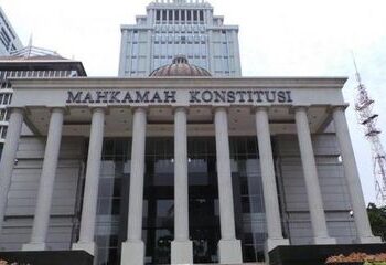 pernyataan kepala Dinas Pendidikan dan Kebudayaan di bantah oleh anggota hakim panel konstitusi Arsul Sani