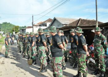 Prajurit Yonif 9 Marinir Bantu Warga Yang Terdampak Banjir Di Bandar Lampung TNI AL. Kormar. Brigif 4 Marinir. Yonif 9 Marinir.