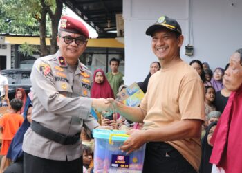 *Polri Peduli Korban Banjir di Kota Tangerang, 250 Paket Sembako Diserahkan Bagi Warga di Kelurahan Petir, Cipondoh*