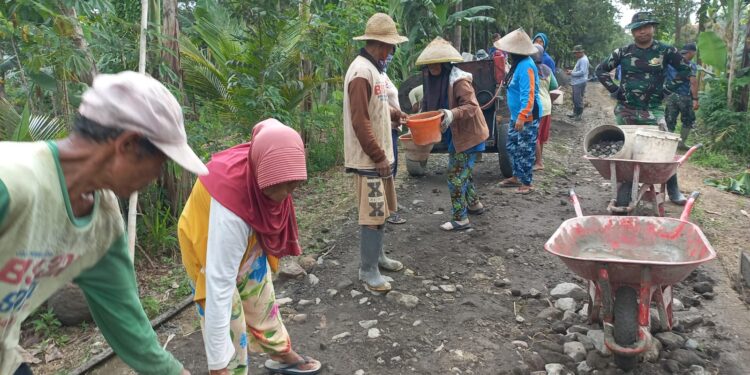 TNI dan Warga Berjajar Estafet Material Cor