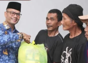 SEKRETARIS DAERAH SALURKAN BANTUAN KORPRI KABUPATEN OKU SELATAN KEPADA MASYARAKAT KURANG MAMPU DAN PNS YANG DERITA SAKIT BERAT 