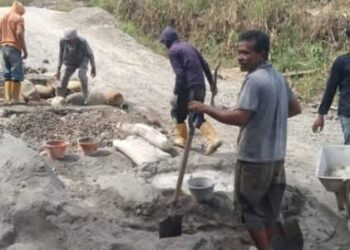 PEMKAB OKU SELATAN MELALUI TIM BPBD, EVAKUASI RUAS JALAN PATAH DI DESA KOTA KARANG KECAMATAN BUAY SANDANG AJI