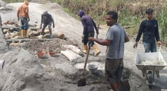 PEMKAB OKU SELATAN MELALUI TIM BPBD, EVAKUASI RUAS JALAN PATAH DI DESA KOTA KARANG KECAMATAN BUAY SANDANG AJI