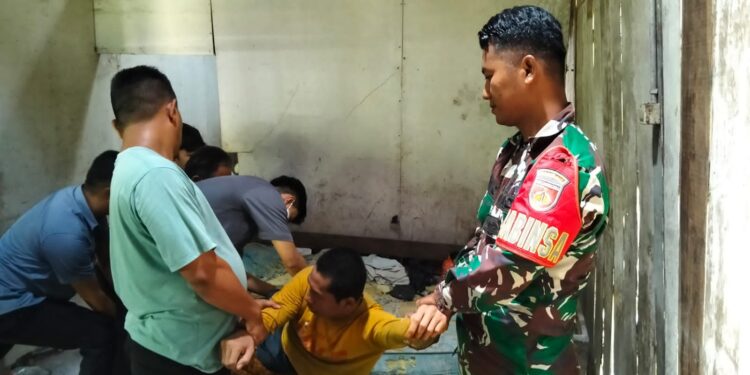 Babinsa Juwangi Bersama Petugas Evakuasi ODGJ di Desa Pilangrejo