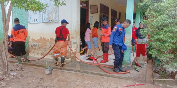 BPBD Tanggamus Bersama Damkar Bersihkan Material Sisa Lumpur Banjir di SDN 1 Belu