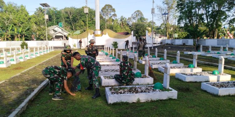 Kodim 1002/HST dan Yonif 621/Manuntung Gelar Karya Bakti di Makam Pahlawan