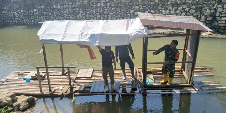 Peduli Lingkungan, Babinsa dan Warga Barabai Dukung Program Sungai Bersih