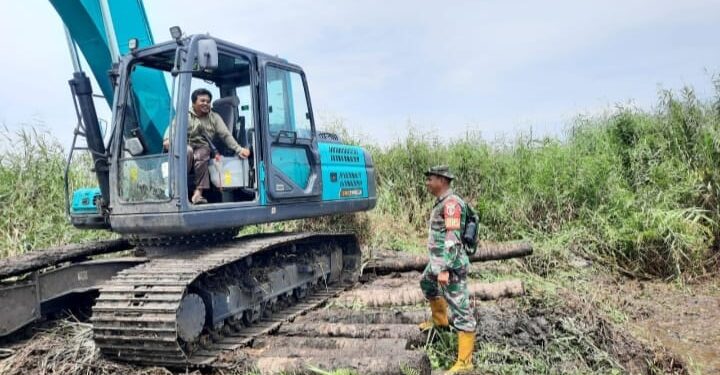 Babinsa dan Warga Banua Kupang Bersinergi Normalisasi Sungai