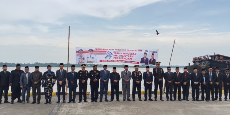 Kapolres Tanjab Barat Pimpin Upacara Pelarungan Bunga di Hari Pahlawan