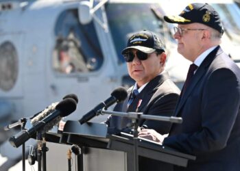Presiden Prabowo Subianto meninjau langsung Kapal HMAS Canberra di Garden Island Naval Base, Australia,