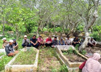 Masyarakat Adat Tiyuh Halangan Ratu Gelar Ziarah Kubur dan Doa Bersama