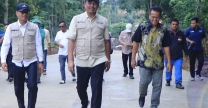 Bupati OKU Selatan Tinjau Pembangunan Jalan Karang Agung–Buana Pemaca dengan Mengendarai Motor