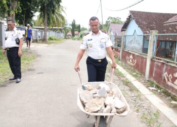 Permudah Akses Masyarakat dengan Perbaiki Jalan, Lapas Kotaagung Laksanakan ‘Korve’ 