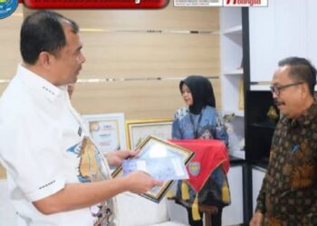 Bupati OKU Selatan Serahkan Bantuan dan Piagam Penghargaan Purna Bakti PNS