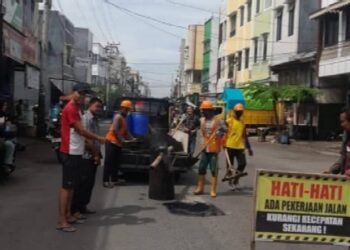 Pemkab OKU Selatan Lakukan Tambal Sulam Jalan Sudirman dan Ahmad Yani di Muara dua
