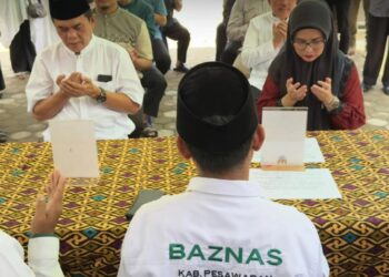 Bupati Pesawaran dan ASN Tunaikan Zakat Serentak