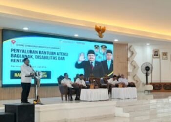 Wakil Bupati Antonius Muhamad Ali memberikan bantuan kepada 303 warga masyarakat pesawaran 