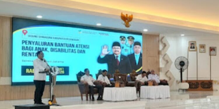 Wakil Bupati Antonius Muhamad Ali memberikan bantuan kepada 303 warga masyarakat pesawaran 