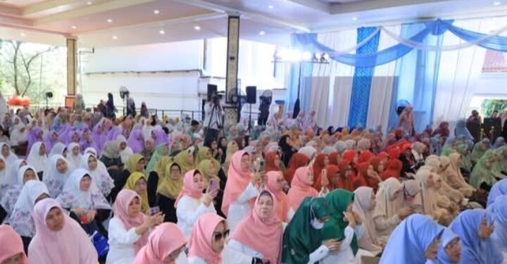 TP PKK OKU Selatan Hadiri Pengajian Rutin dan Halal Bihalal PKK Sumsel di Griya Agung