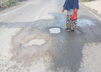 Saluran Pipa Air Bersih Bocor, Jalan Provinsi Lintas Kabupaten Rusak di Hanau Berak Dikeluhkan Warga