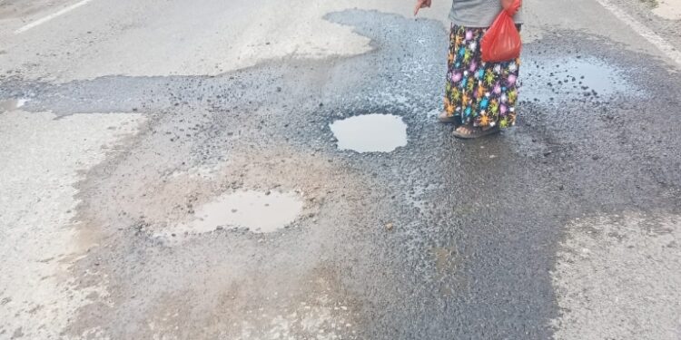 Saluran Pipa Air Bersih Bocor, Jalan Provinsi Lintas Kabupaten Rusak di Hanau Berak Dikeluhkan Warga