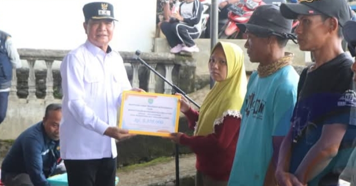 PEMKAB OKU SELATAN SERAHKAN BANTUAN KEPADA KORBAN KEBAKARAN DI DESA GEDUNG WANI