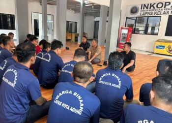 Bangun Kedekatan dengan Warga Binaan, Kalapas Kota agung Berikan Penguatan di Hari Libur