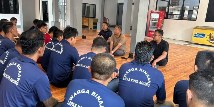 Bangun Kedekatan dengan Warga Binaan, Kalapas Kota agung Berikan Penguatan di Hari Libur