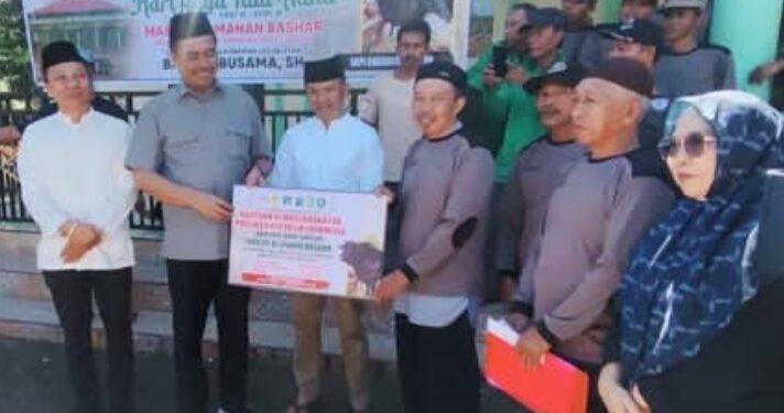 Bupati Oku Selatan Serahkan Sapi Banmas Presiden RI Seberat 1 Tons