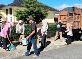 Aparatur Kelurahan Bandar Agung Ranau Gotong Royong Wujudkan Lingkungan Bersih dan Asri