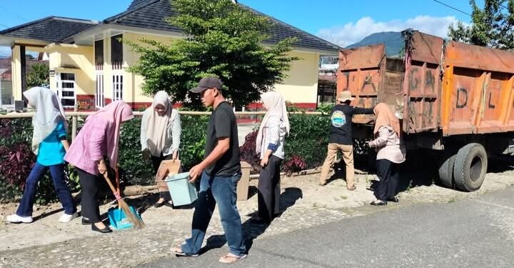 Aparatur Kelurahan Bandar Agung Ranau Gotong Royong Wujudkan Lingkungan Bersih dan Asri